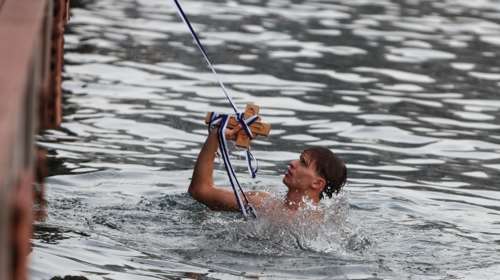 Θεσσαλονίκη: Έπιασε τον Τίμιο Σταυρό κι ευχήθηκε ο ΠΑΟΚ να πάρει το Conference League! [βίντεο]