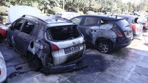 Πάτρα - Απίστευτο: 16χρονος έκαιγε αυτοκίνητα με τις κάλτσες του - &quot;Μου αρέσει να βλέπω φωτιά&quot;