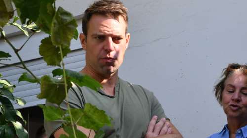 Κασσελάκης: Αποκάλυψη για το σόου με τις λάσπες  - Το σπίτι που έβγαλε τα παπούτσια του είναι της θείας βουλευτή ΣΥΡΙΖΑ