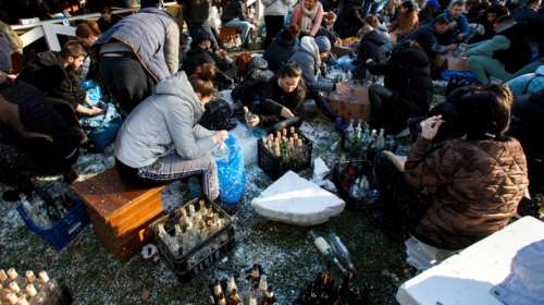 Συγκλονιστικές φωτογραφίες του Reuters από την Ουκρανία: Γυναίκες ετοιμάζουν μολότοφ για να αντιμετωπίσουν τους Ρώσους