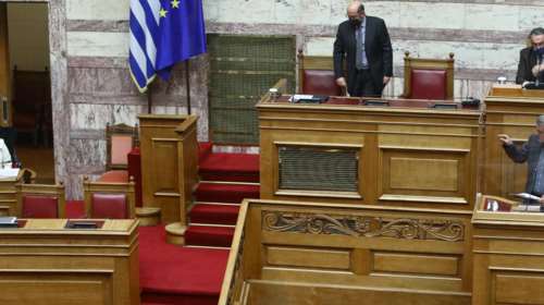 &quot;Σόου&quot; Πολάκη στη Βουλή: Επιτέθηκε στον Άδωνι Γεωργιάδη, διεκόπη η συνεδρίαση - Δεν κατέβαινε από το βήμα [Εικόνες - Βίντεο]