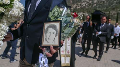 Δάκης: Συντετριμμένοι συγγενείς και φίλοι στο τελευταίο &quot;αντίο&quot; στον ερμηνευτή του καλοκαιριού [εικόνες]