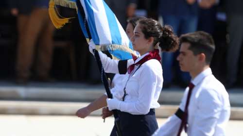 25η Μαρτίου: Πένθος στα μανίκια για τα Τέμπη φόρεσαν μαθητές στην παρέλαση της Αθήνας- Με πένθιμες κονκάρδες στη Λάρισα