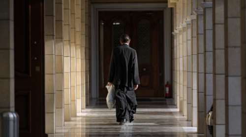 Στη φυλακή πήρε ο παλαιοημερολογίτης ιερέας που κακοποιούσε 12χρονο παιδί στη Σαλαμίνα