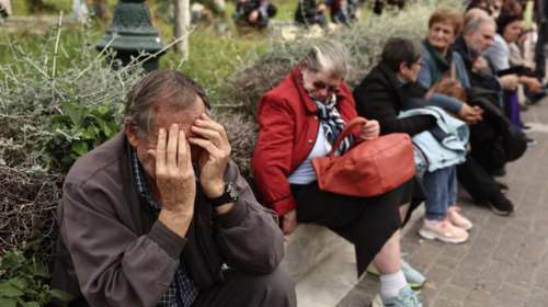 Να καταβληθούν πριν το Πάσχα οι συντάξεις ζητούν ΠΑΣΟΚ, ΣΥΡΙΖΑ και ΚΚΕ: &quot;Να μπορέσουν να κάνουν Πάσχα οι συνταξιούχοι&quot;