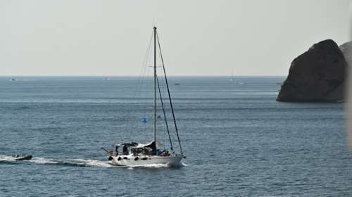 Στις φλόγες τυλίχθηκε σκάφος στο Γύθειο με τρεις επιβαίνοντες