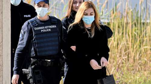 Η Ρούλα Πισπιρίγκου έσπασε το χέρι της όταν η κλούβα της αστυνομίας που τη μετέφερε ενεπλάκη σε τροχαίο