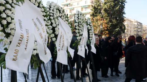 Θεσσαλονίκη: Τελευταίο αντίο στον αστυνομικό που σκοτώθηκε από ναυτική φωτοβολίδα - Συντετριμμένη η οικογένειά του [εικόνες]