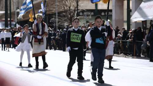 Μαθητική παρέλαση για την 25η Μαρτίου με αντιπολεμικά μηνύματα [εικόνες]