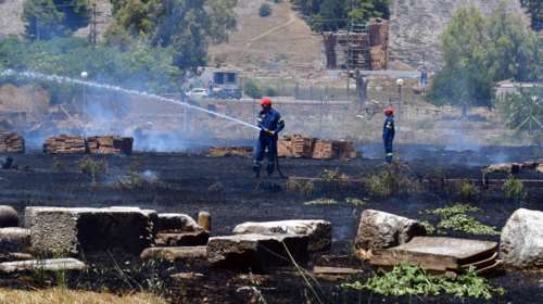 Φωτιά στο Άργος: Πυρκαγιά σε οικόπεδο δίπλα στον αρχαιολογικό χώρο της Αρχαίας Αγοράς [εικόνες]