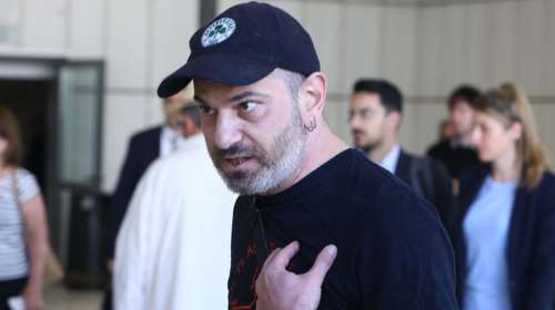 Μάτι: &quot;Εύχομαι να τους μισήσουν τα παιδιά τους&quot; - Τι λέει ο άνθρωπος που πέταξε την καρέκλα μέσα στο δικαστήριο [Βίντεο]