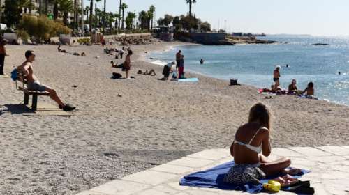 Τέλη Οκτωβρίου αλλά οι Αθηναίοι ξεχύθηκαν στην παραλία του Φλοίσβου- Βουτιές, ηλιοθεραπεία και στιγμές χαλάρωσης [εικόνες]