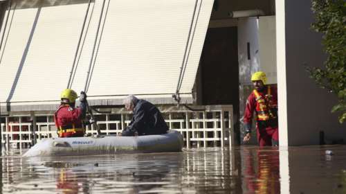 Απίστευτες εικόνες στη Λάρισα: Βάρκες στους δρόμους της πόλης μετά τα πρωτοφανή πλημμυρικά φαινόμενα