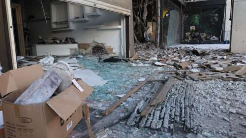 Έκρηξη βόμβας στο κέντρο του Πειραιά – Από θαύμα σώθηκε άστεγος, μεγάλες υλικές ζημιές σε πολυκατοικία