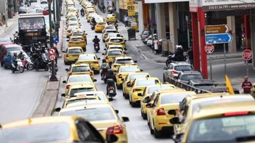 Απεργία ταξί: Διαμαρτυρία έξω από το Υπουργείο Μεταφορών για τον αποκλεισμό τους από τις λεωφορειολωρίδες [εικόνες - βίντεο]