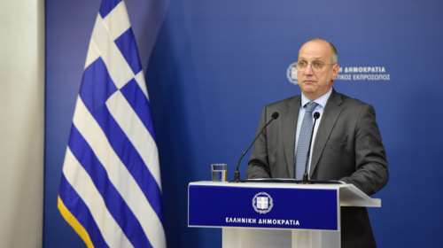 Οικονόμου: Σύμφωνη με το Σύνταγμα η νομοθετική διάταξη της κυβέρνησης για το μπλόκο στο κόμμα Κασιδιάρη
