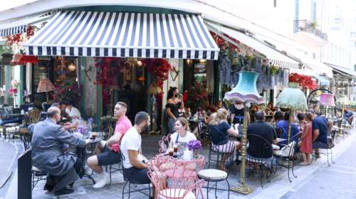 Κορονοϊός: Σαρώνει την Αττική με 901 νέα κρούσματα και τη Θεσσαλονίκη με 373 - &quot;Λυγίζουν&quot; Κρήτη, Αχαΐα, Λάρισα και Ρόδος