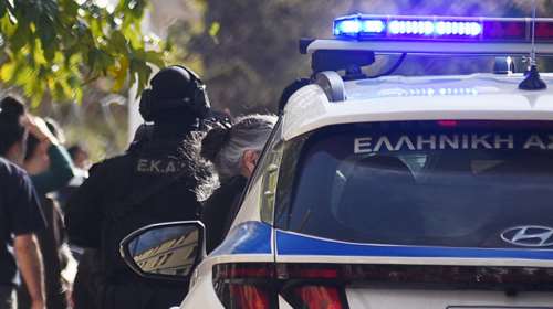 Κινηματογραφική καταδίωξη διαρρηκτών στην Αγία Παρασκευή: Ξέφυγαν με το αυτοκίνητό τους προκαλώντας ζημιές σε 20 οχήματα