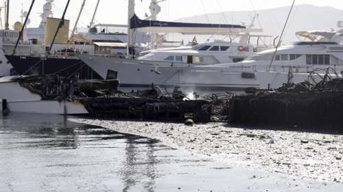 Εικόνες καταστροφής στη Μαρίνα Ζέας: Οι φλόγες έλιωσαν τα πολυτελή σκάφη - Kίνδυνος ρύπανσης της θάλασσας