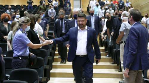 Πολιτική Προστασία - Συγκινημένος ο Νίκος Χαρδαλιάς: Το ευχαριστώ στον Τσιόδρα και τα ιδιαίτερα δώρα από τους συνεργάτες του