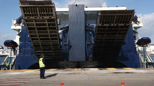 Αναστάτωση στο λιμάνι της Πάτμου - 34χρονος έπεσε από το πλοίο στη θάλασσα