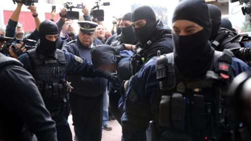 Ρέντης: Με σκυμμένο το κεφάλι και υπό δρακόντεια μέτρα ασφαλείας στην ανακρίτρια Πειραιά  ο 18χρονος