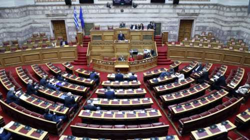 Παρασκήνιο: Προβληματισμός στο Μαξίμου από τα άδεια έδρανα των βουλευτών της ΝΔ στη δευτερολογία Μητσοτάκη