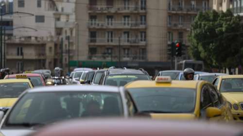 Κίνηση: Μποτιλιάρισμα στoν Κηφισό - Καθυστερήσεις στην Αττική Οδό λόγω καραμπόλας