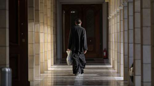 Βριλήσσια: Πληθαίνουν οι καταγγελίες για τον παπά που φέσωσε επιχειρηματίες - Τον πέτυχαν σε... νεκροταφείο