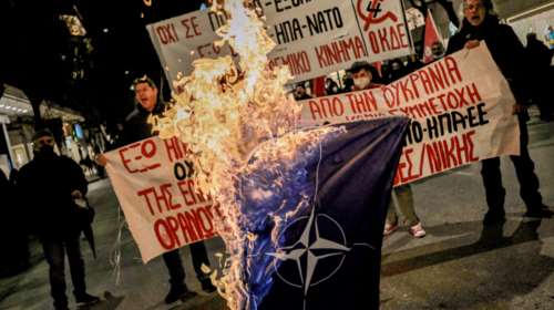 Θεσσαλονίκη: Έκαψαν σημαία του ΝΑΤΟ σε πορεία κατά του πολέμου της Ρωσίας στην Ουκρανία [Εικόνες]