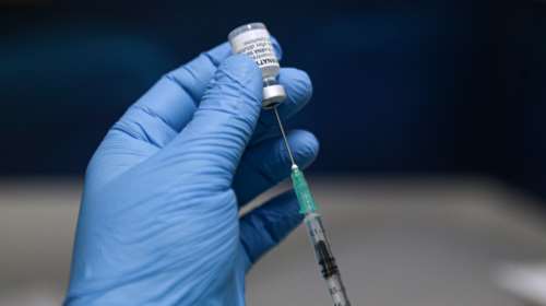 Στο μικροσκόπιο οι παρενέργειες σε άλλα δύο άτομα: Υπό έρευνα ο εμβολιασμός με AstraZeneca και Johnson &amp; Johnson