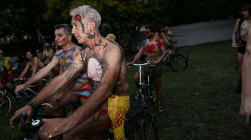 15η Γυμνή Ποδηλατοδρομία στη Θεσσαλονίκη - Οι πρώτες εικόνες και τα συνθήματα