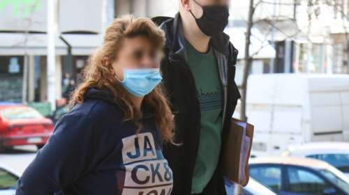 Φρίκη στη Θεσσαλονίκη: Αυτή ειναι η 45χρονη γιαγιά που κρατούσε τσίλιες όσο τα έφηβα εγγόνια της σκότωναν τον 87χρονο