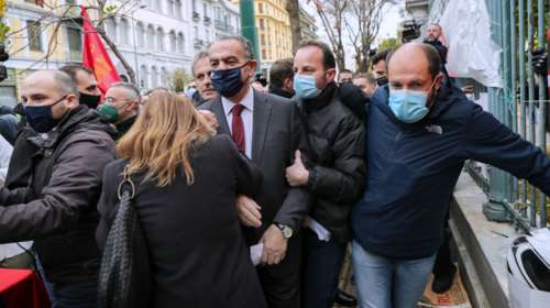 Ενταση έξω από το Πολυτεχνείο: Δεν επέτρεψαν σε βουλευτές της ΝΔ να καταθέσουν στεφάνι [εικόνες]