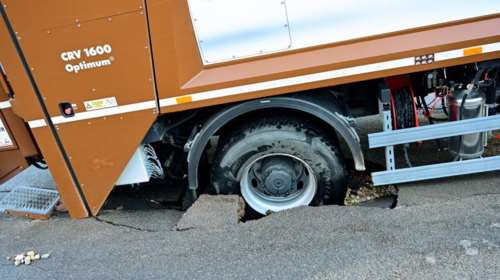 Απίστευτο σκηνικό στον Άλιμο: Άνοιξε ο δρόμος και &quot;κατάπιε&quot; απορριμματοφόρο