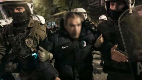 Συλλήψεις ανηλίκων στα Εξάρχεια: Δύο 16χρονοι είχαν εμπρηστικές ύλες και φωτοβολίδα - Προέβαλαν αντίσταση