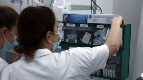 Κορονοϊός: Καλπάζουν τα κρούσματα, τρομάζει η επιστροφή των εκδρομέων του Αυγούστου