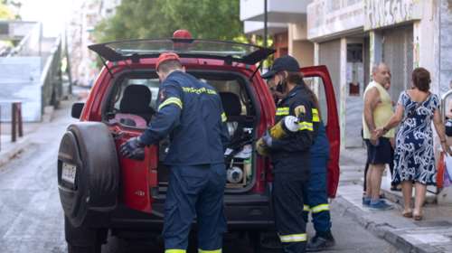 Πανικός στο Ηράκλειο Κρήτης: Απεγκλώβισαν γυναίκα από σπίτι που καιγόταν και εκείνη έβριζε τους πυροσβέστες