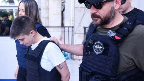 Στον ανακριτή της Πάτρας μεταφέρεται η Μουρτζούκου - Αποχώρησε αμίλητη, με σκυμμένο κεφάλι από τη ΓΑΔΑ [βίντεο]