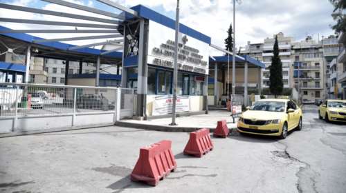 Κατέβηκε η γυναίκα που απειλούσε να πέσει από την ταράτσα του νοσοκομείου &quot;Ερυθρός Σταυρός&quot;