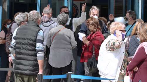 Απίθανες σκηνές: Συνωστισμός στα εμβολιαστικά κέντρα - &quot;Δίψα&quot; για το εμβόλιο από τον κόσμο [Εικόνες]