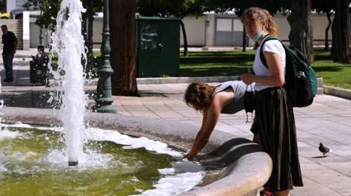 Καύσωνας: Πώς θα προστατευθούμε - Ποιοι κινδυνεύουν περισσότερο - Οδηγίες του υπουργείου Υγείας