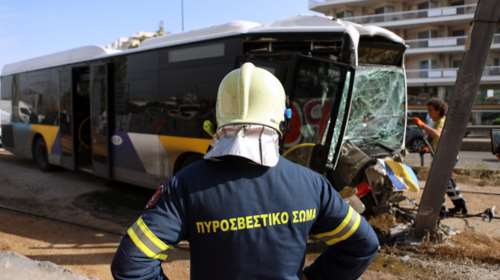 Τροχαίο με λεωφορείο στην παραλιακή: Επεσε στις κολώνες του Τραμ - Εξι ελαφρά τραυματίες