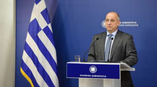Οικονόμου: Απέναντι στον ρεαλισμό Μητσοτάκη, ο Τσίπρας επέλεξε καφενείο για να τάξει σε συνταξιούχους λαγούς με πετραχήλια