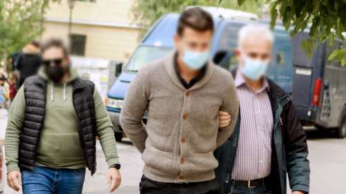 Στον ανακριτή ο 35χρονος προπονητής τένις που κατηγορείται για αποπλάνηση ανήλικων μαθητριών [εικόνες]