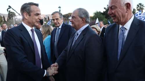 Συνέδριο ΝΔ: Στο Ζάππειο Σαμαράς και Καραμανλής - Η &quot;παγωμένη&quot; χειραψία με Μητσοτάκη [Εικόνες]