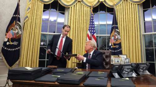 &quot;Τι υπέροχη αίσθηση!&quot;: Ο Τραμπ επιστρέφει στο Οβάλ Γραφείο - Ξήλωσε κουρτίνες και χαλιά του Μπάιντεν [εικόνες - βίντεο]