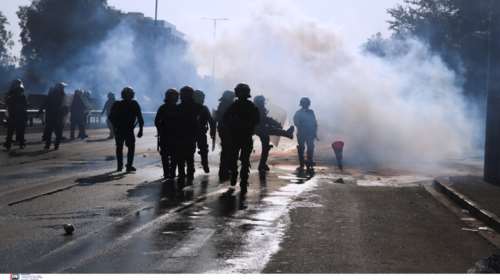 Επεισόδια στο Μαρούσι: Καταγγελία για τραυματισμό πυροσβέστη από κρότου λάμψης των ΜΑΤ