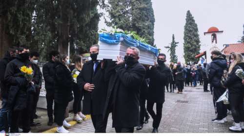 Ράγισαν καρδιές στην κηδεία του 19χρονου Άλκη στη Βέροια: &quot;Αφήστε με να πάω μαζί του&quot;, φώναξε ο πατέρας του [εικόνες - βίντεο]