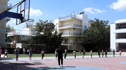 Ανοιγμα σχολείων: 710 κρούσματα κορονοϊού με το &quot;καλημέρα&quot; - &quot;Το καλό σενάριο προβλέπει 300 με 500 παιδιά στο νοσοκομείο&quot;